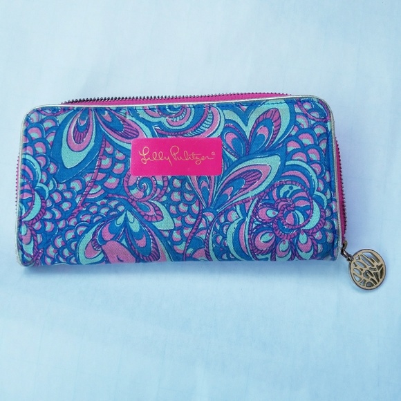 Lilly Pulitzer Handbags - 🔮 5/$20 Lilly Pulitzer Wallet in used condition